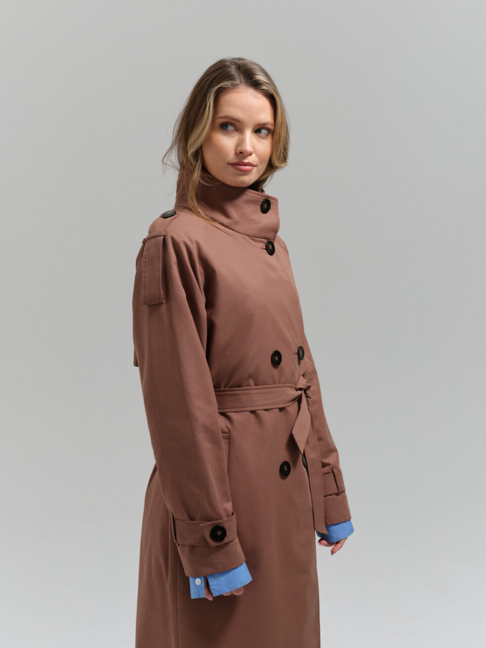 Trencz damski z hydrofobowej bawełny w czekoladowym brązie. Styl oversize z peleryna i pagonami. Na podszewce.