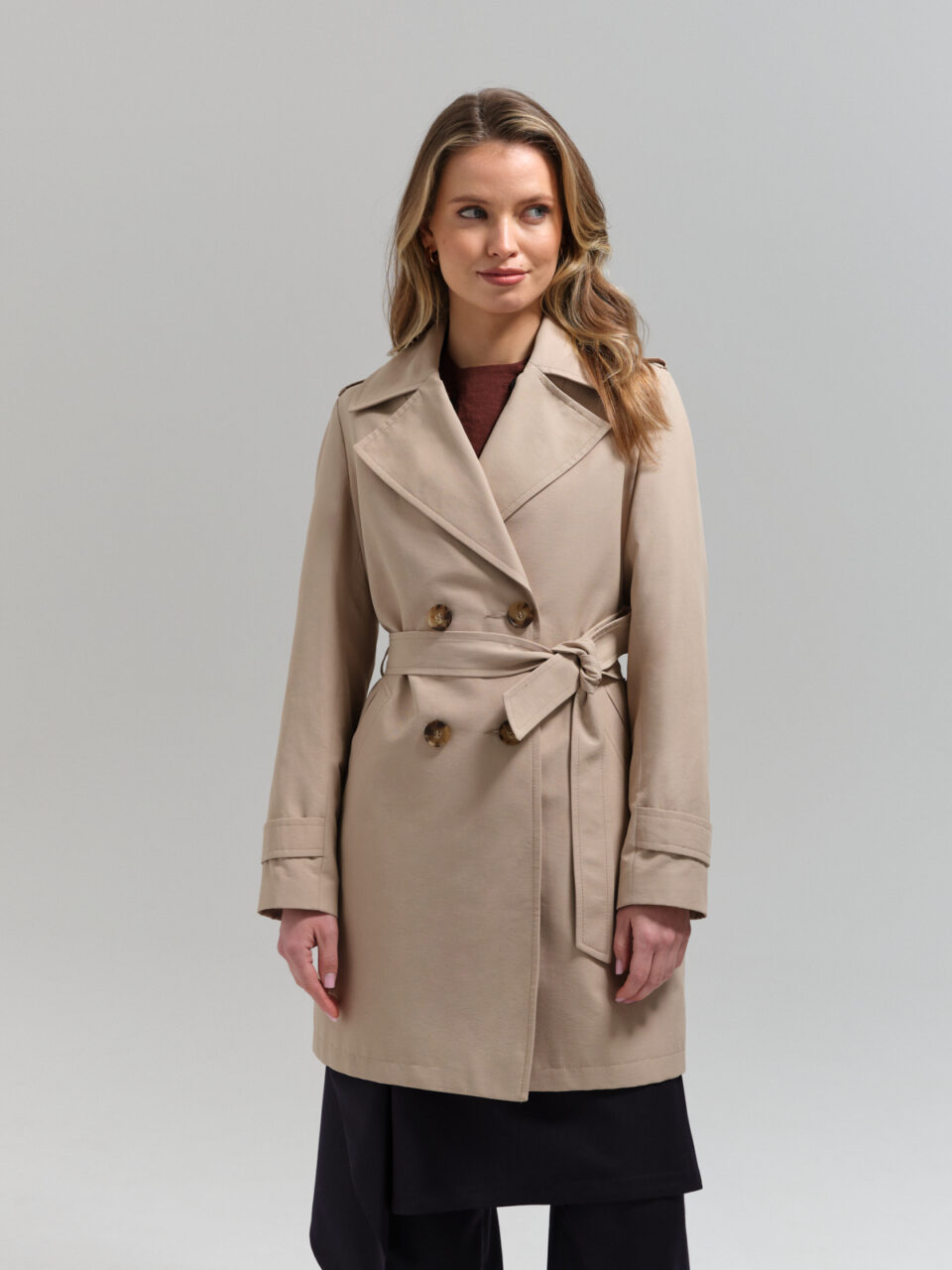 Bawełniany trencz damski o dopasowanym kroju. Uniwersalna i praktyczna długość midi. Na różne sylwetki. Idealny do codziennych stylizacji.