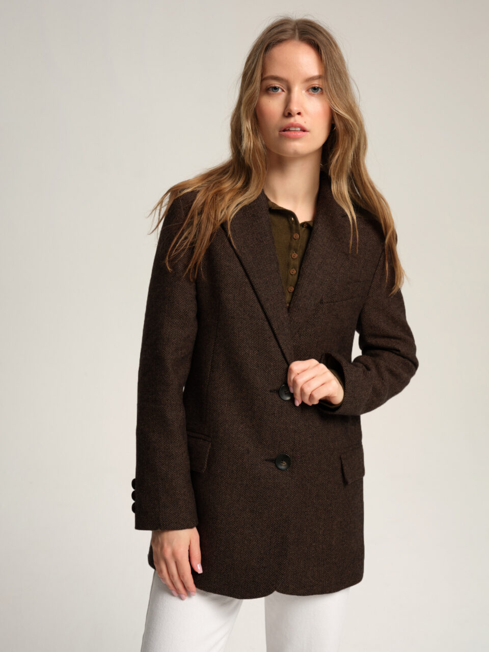 Jednorzędowy blazer wełniany w czekoladowo-czarną jodełkę. Ponadczasowa klasyka na lata.