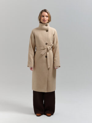 Długi wełniany płaszcz przejściowy ze stojką w ciepłym, beżowym diagonalu. Zapinany asymetrycznie.