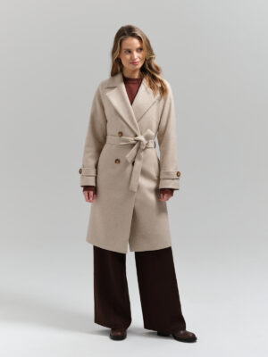 Kremowo-beżowy płaszczyk przejściowy w kolano. Lekki, ciepły i przewiewny. Idealny na wiosnę i jesień.