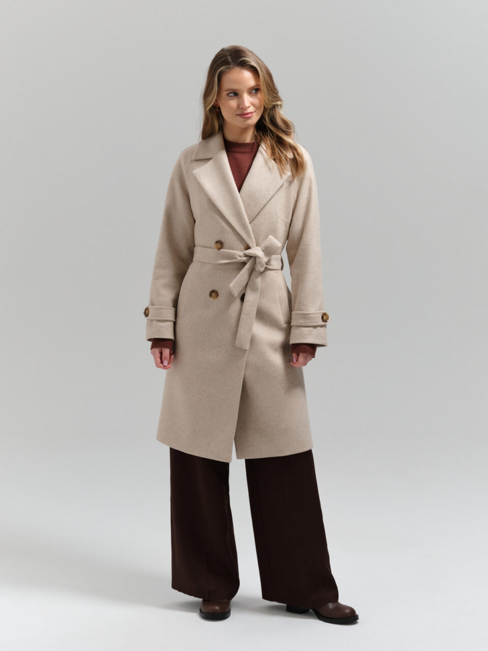 Kremowo-beżowy płaszczyk przejściowy w kolano. Lekki, ciepły i przewiewny. Idealny na wiosnę i jesień.