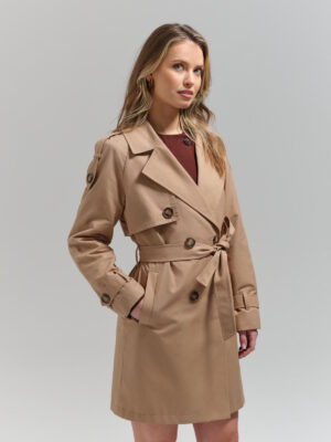 Krótki, beżowy trencz damski z bawełny hydrofobowej. Stylowy i funkcjonalny. Świetna alternatywa dżinsowej katany czy bomberki.