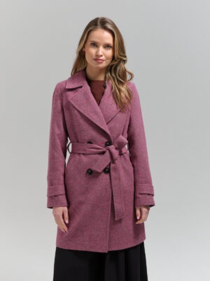 Krótki dopasowany płaszcz przejściowy z mieszanki wełnianej w melanżu o nietypowym amarantowo-szarym wybarwieniu.