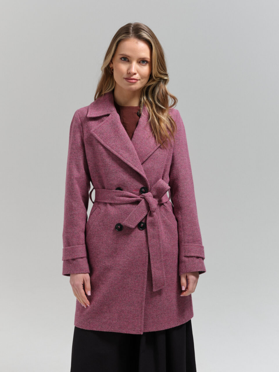 Krótki dopasowany płaszcz przejściowy z mieszanki wełnianej w melanżu o nietypowym amarantowo-szarym wybarwieniu.