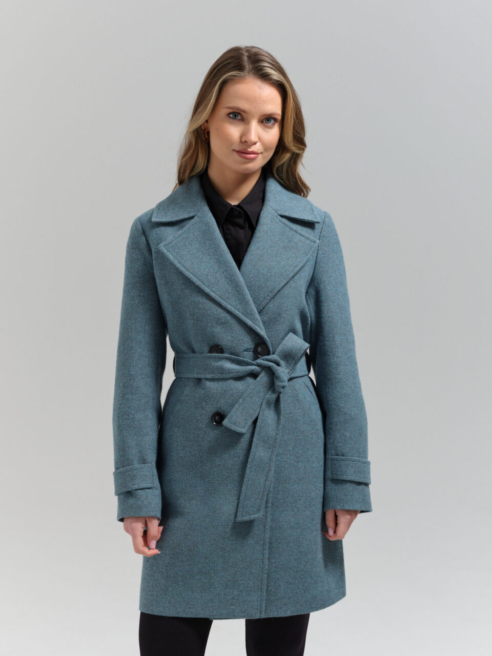 Krótki dwurzędowy płaszcz z mieszanki wełny w kolorze turkusowym. Wiązany. Klasyka na lata w ciakawym wzorze.