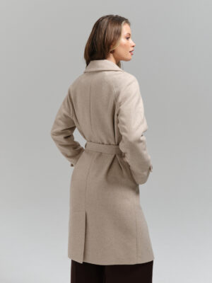 Nowoczesny w kroju płaszczyk przejściowy z lżejszej gramaturowo tkaniny wełnianej w kremowo-beżowym melanżu. Handmade.
