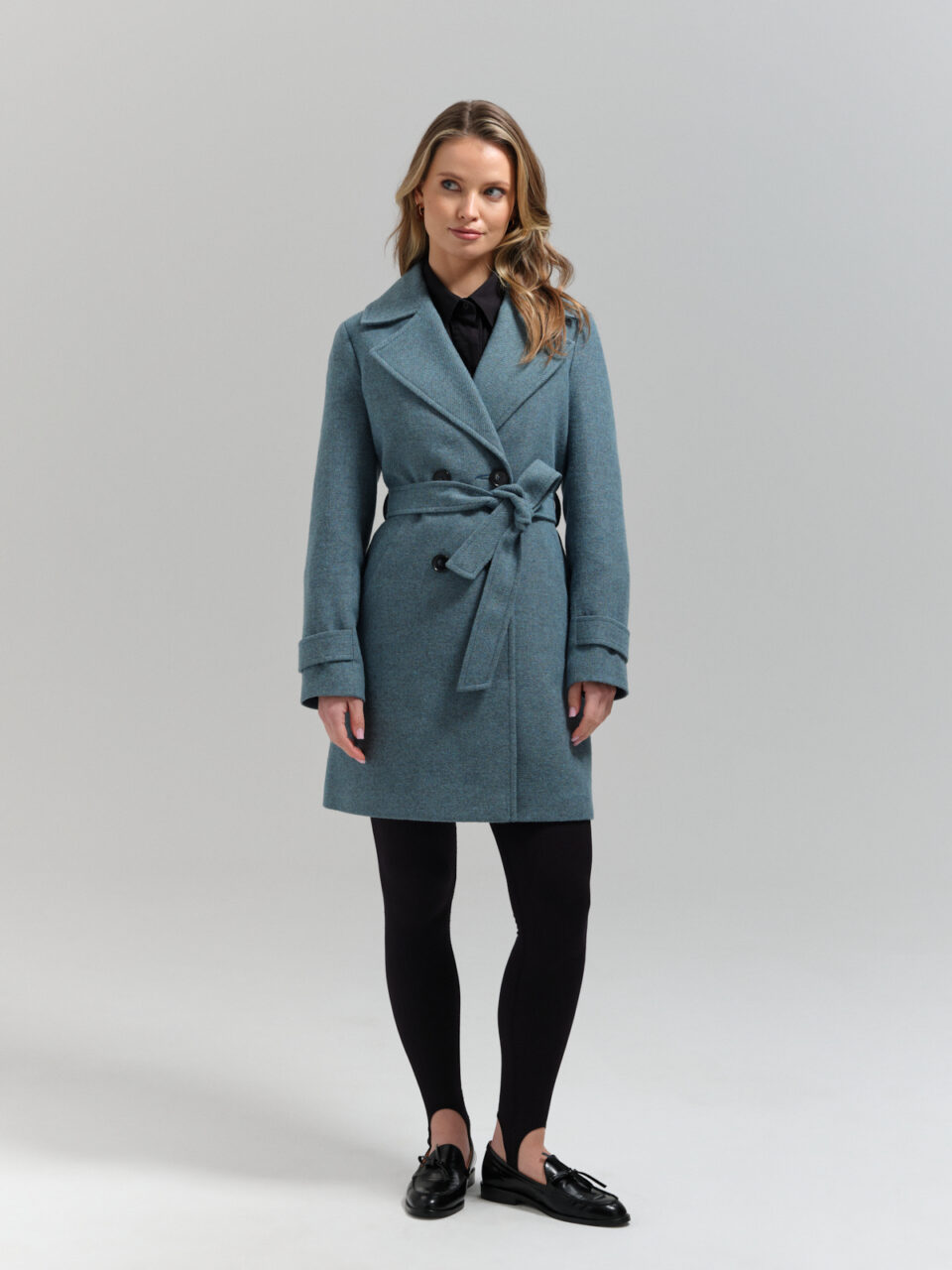Turkusowy dopasowany płaszczyk przejścowy z mieszanki wełny do połowy uda.