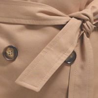 Beżowy - ciepły i ikoniczny odcień trencza damskiego.