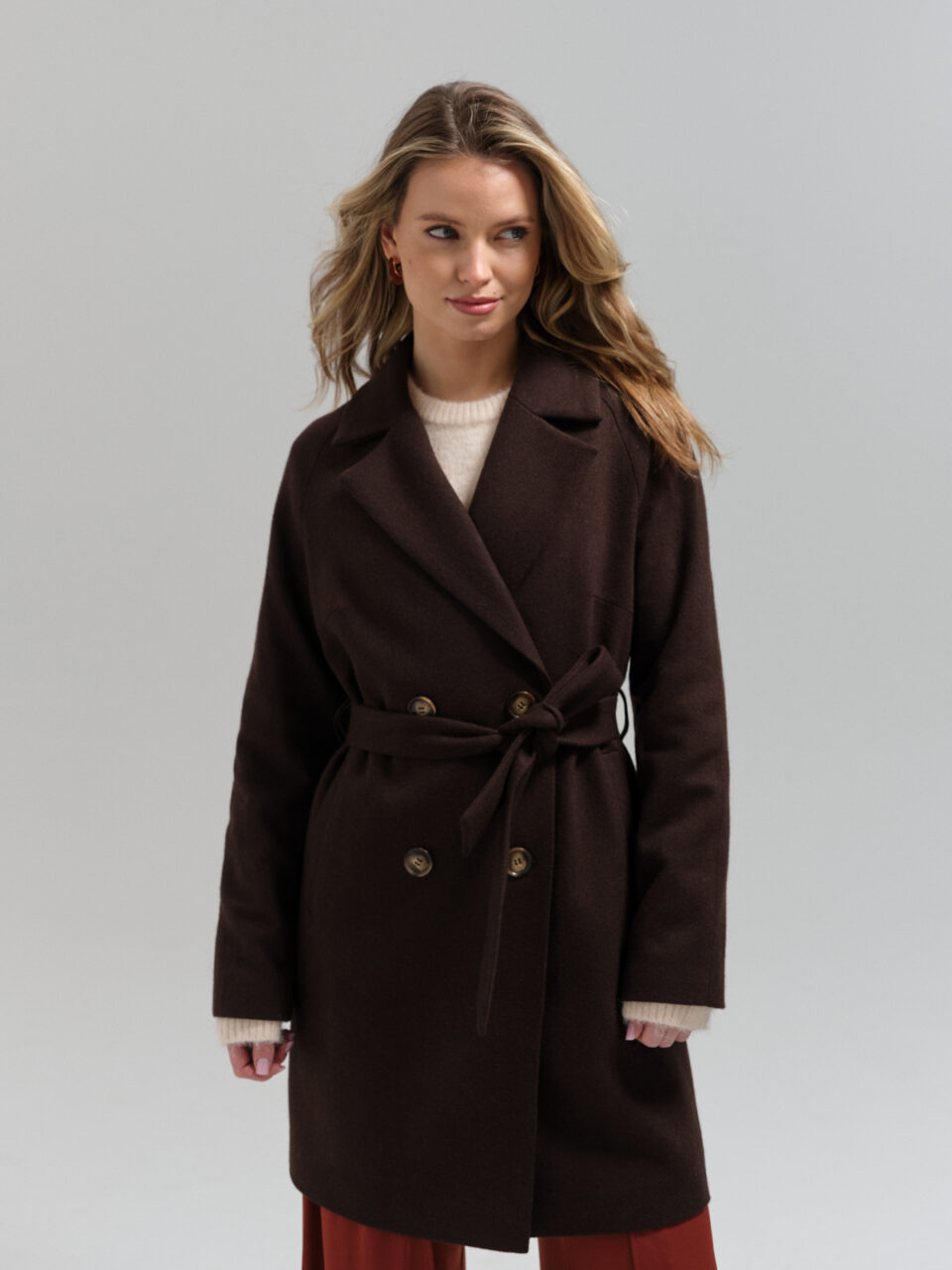 Czekoladowy wełniany płaszcz w średniej długości do połowy uda. Klasyka w nowoczesnym wydaniu. Świetna alternatywa dla trencza.