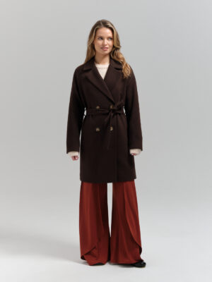 Czekoladowy przejściowy płaszczyk o nowoczesnym, swobodnym kroju. Wygodny, ciepły i funkcjonalny.