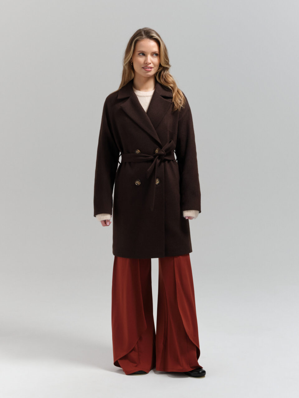 Czekoladowy przejściowy płaszczyk o nowoczesnym, swobodnym kroju. Wygodny, ciepły i funkcjonalny.