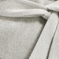 Jasnoszary diagonal - bardzo delikatny deseń z dwóch odcieni szarości.