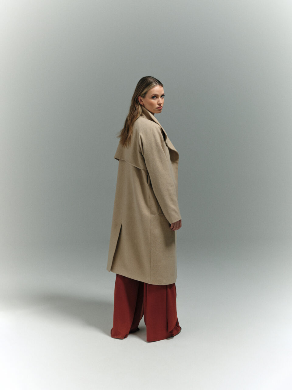 Płaszcze szyte ręcznie z wysokiej jakości materiałów w oparciu o autorskiej projekty. Zrównoważona, butikowa produkcja. Prawdziwe rzemiosło.