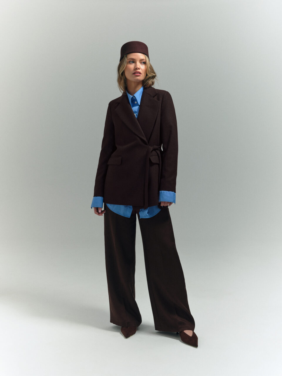 Rodzinna pracownia, butikowa zrównoważona produkcja. Ręcznie szyte płaszcze, kurtki, trencz i marynarki.