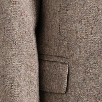 Szaro-beżowy melanż - nieoczywiste połączenie nitek o różnych odcieniach szarości i beżu. Nakrapiany.