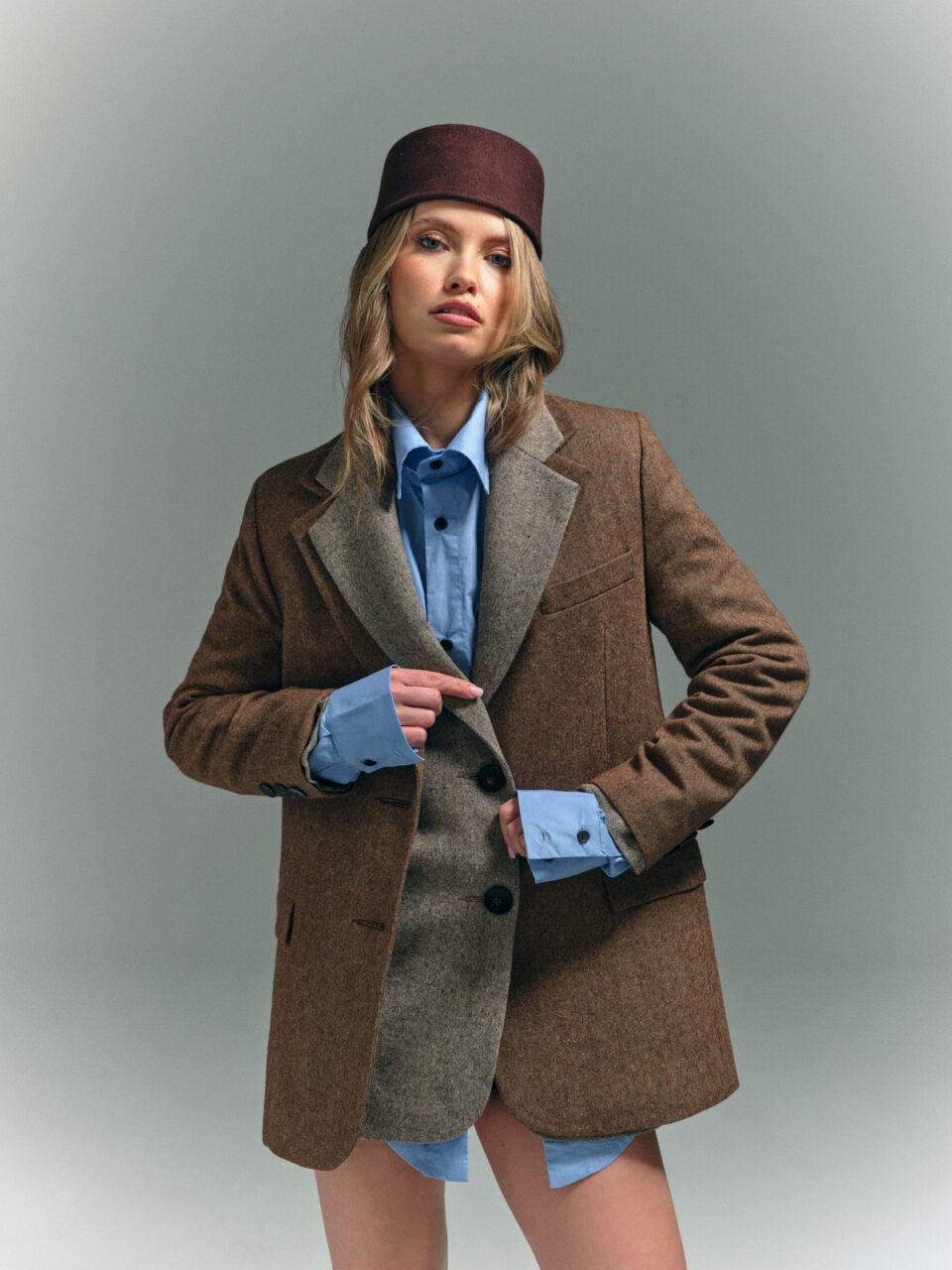 Tweedowa marynarka jednorzędowa w brązowym melanżu ze szlachetnej tkaniny. Produkt premium.