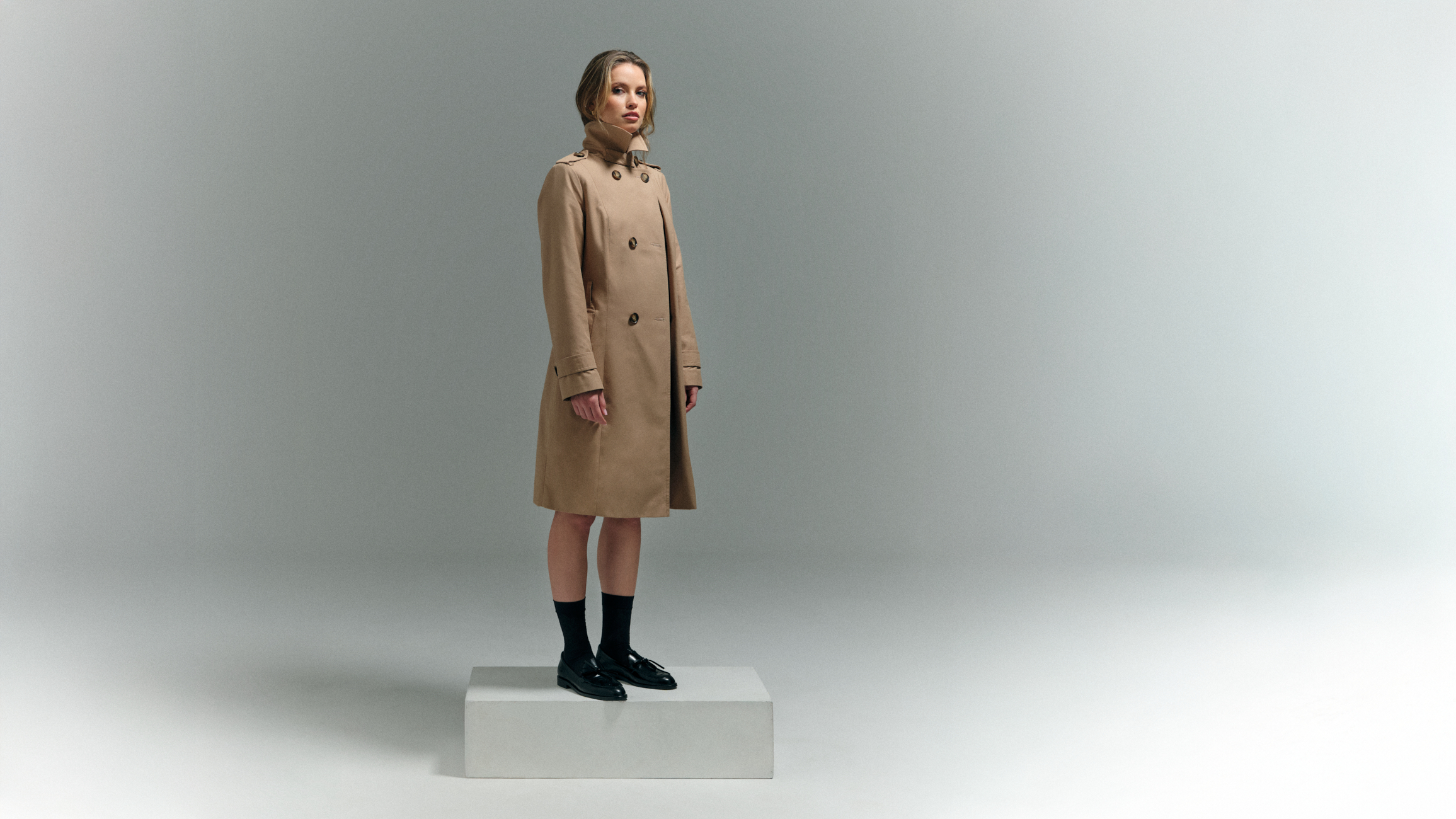 Wysokiej jakości trencze damskie, marynarki w jodełkę, krótsze płaszcze przejściowe i kurtki damskie.