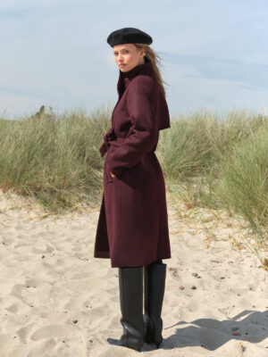 Burgundowy płaszcz zimowy z wysokim kołnierzem typu funnel neck. Głęboki burgundowy kolor.