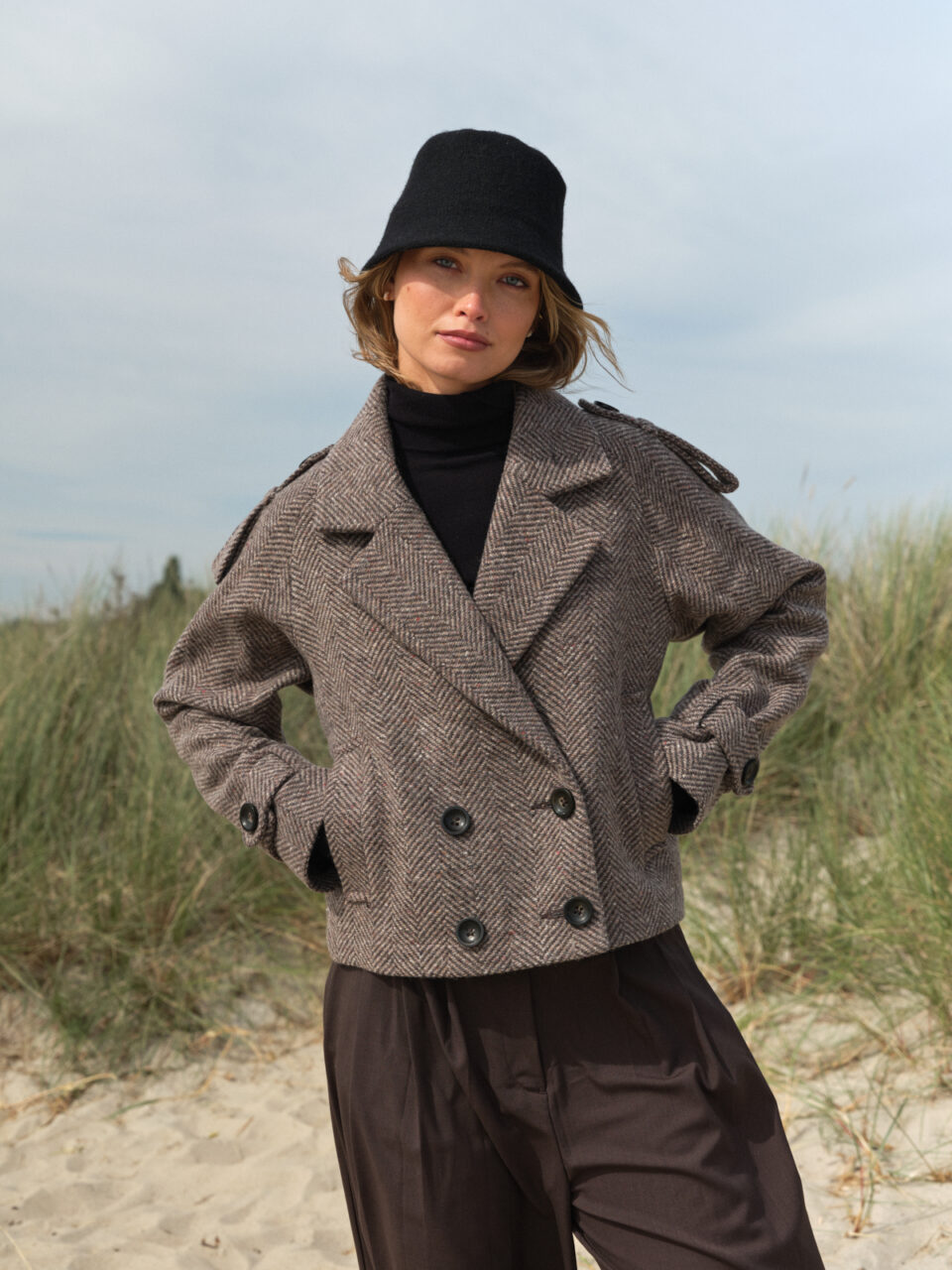 Krótka kurtka damska na jesień. Ciepła wełniana tkanina, wiskozowa podszewka. Model cropped.